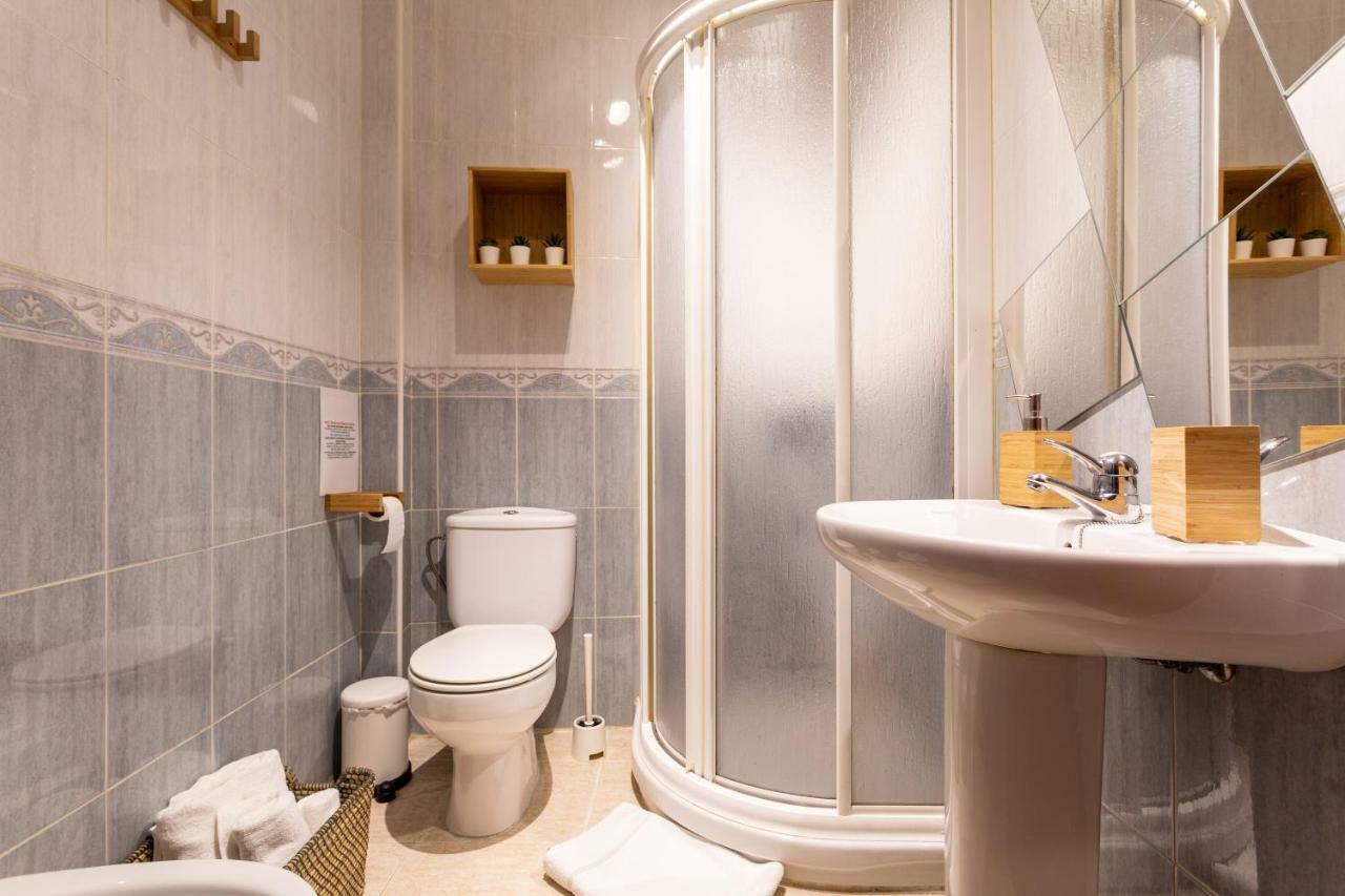 Serva La Bari Shared Apartment Sevilla Exteriör bild