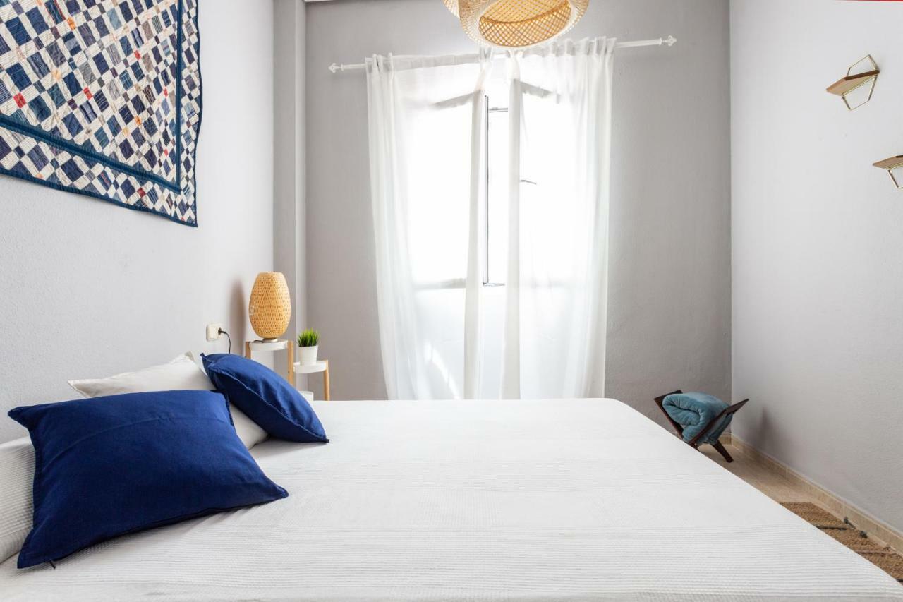 Serva La Bari Shared Apartment Sevilla Exteriör bild