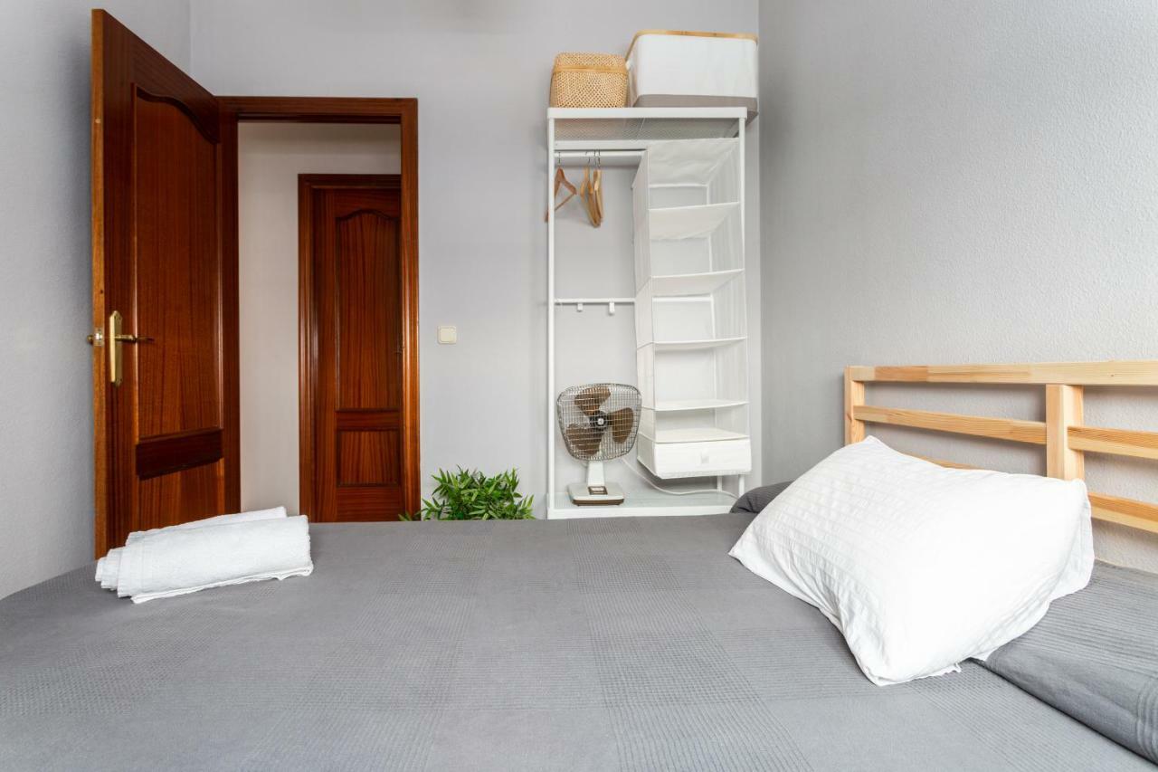 Serva La Bari Shared Apartment Sevilla Exteriör bild