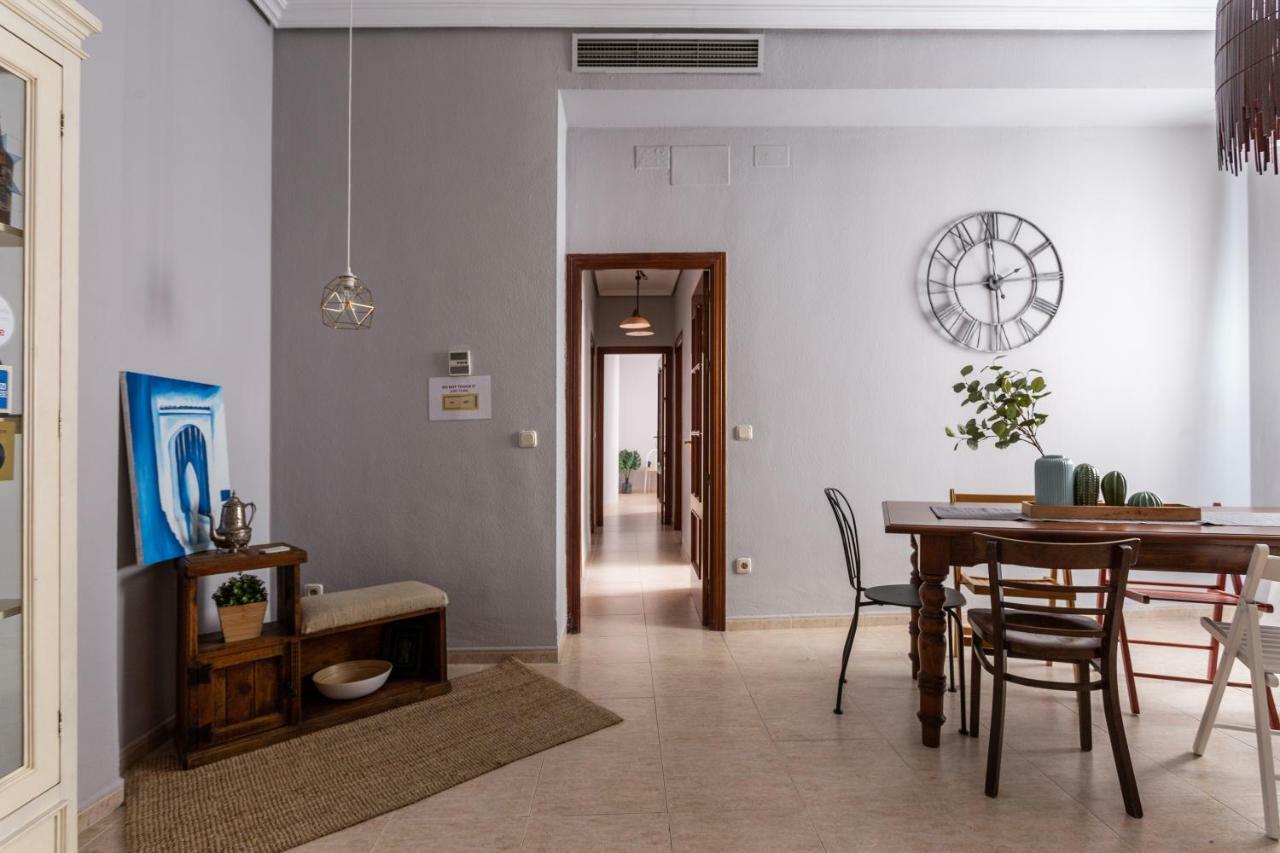 Serva La Bari Shared Apartment Sevilla Exteriör bild