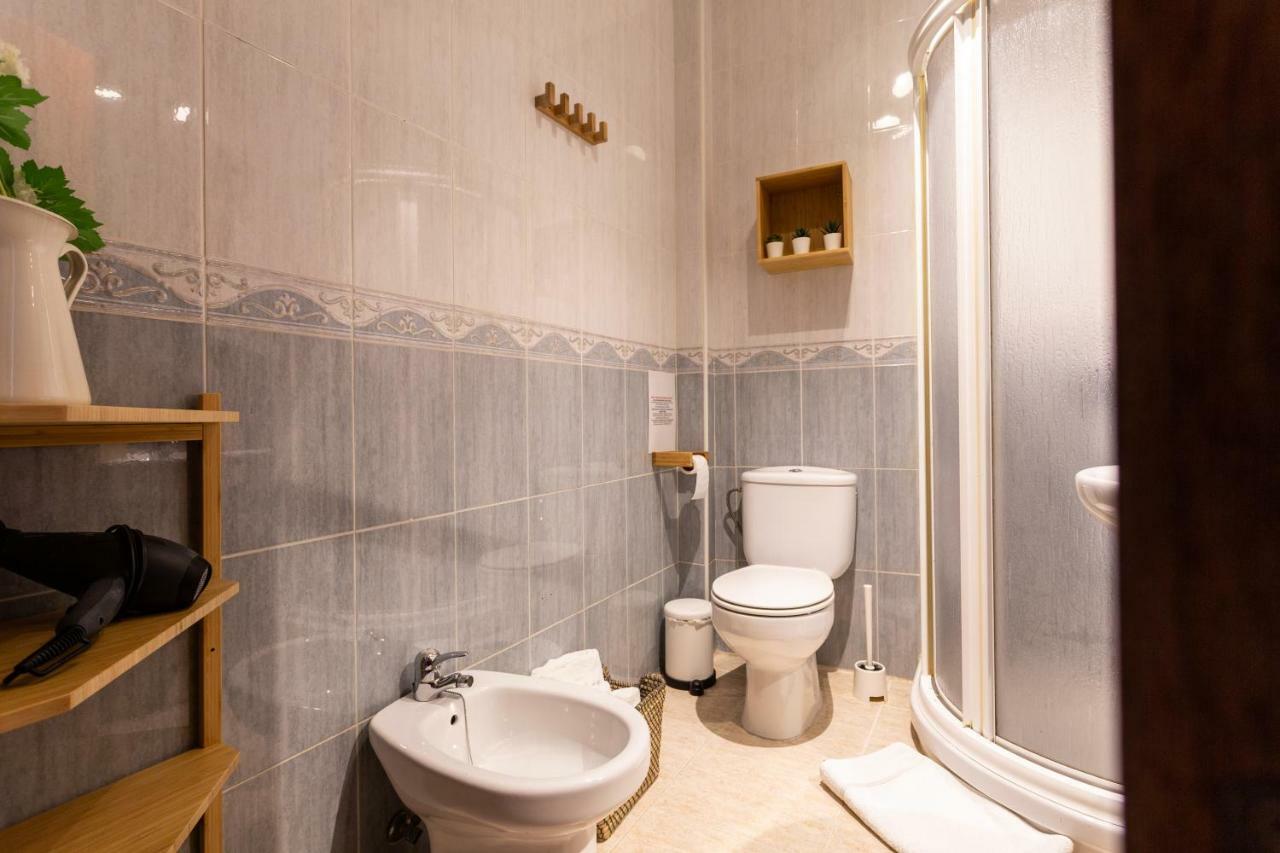Serva La Bari Shared Apartment Sevilla Exteriör bild