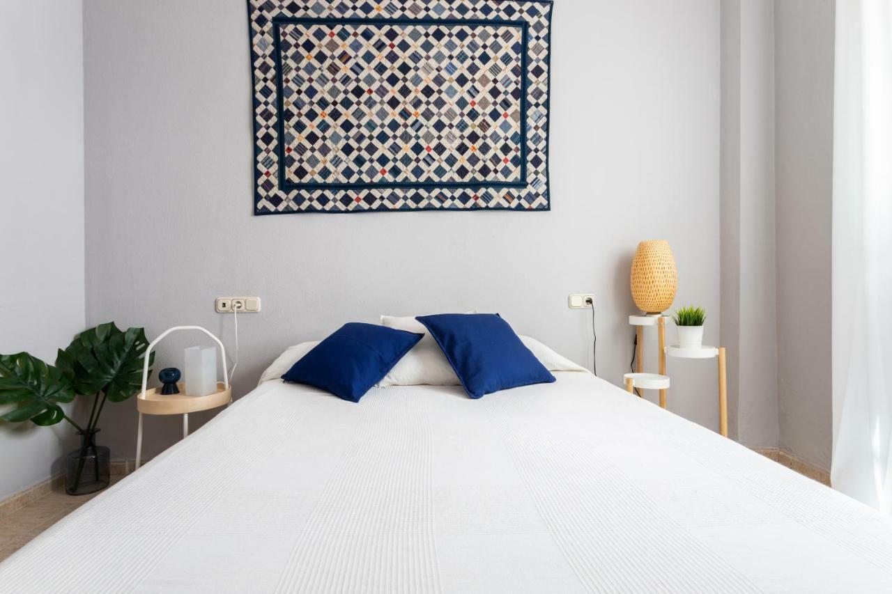 Serva La Bari Shared Apartment Sevilla Exteriör bild