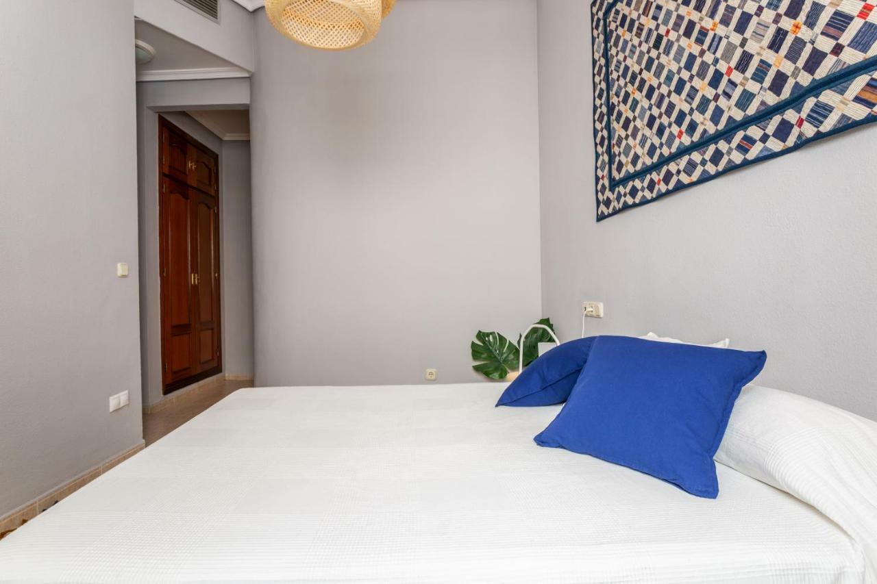Serva La Bari Shared Apartment Sevilla Exteriör bild