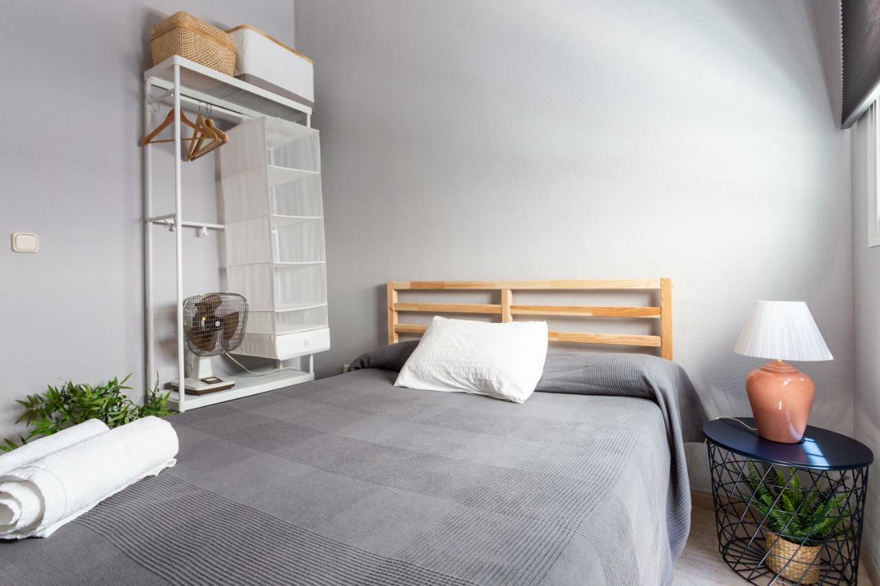 Serva La Bari Shared Apartment Sevilla Exteriör bild