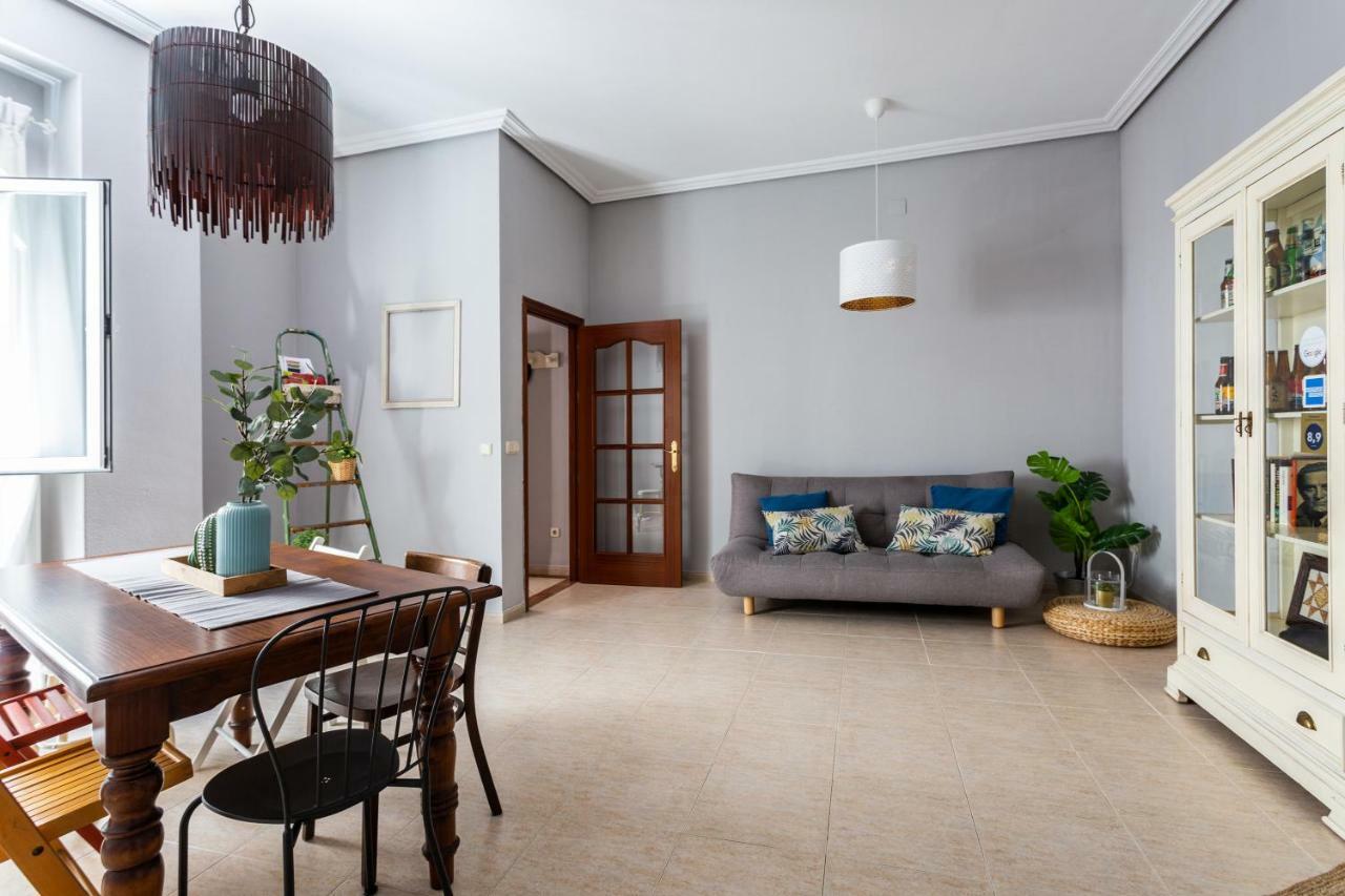 Serva La Bari Shared Apartment Sevilla Exteriör bild